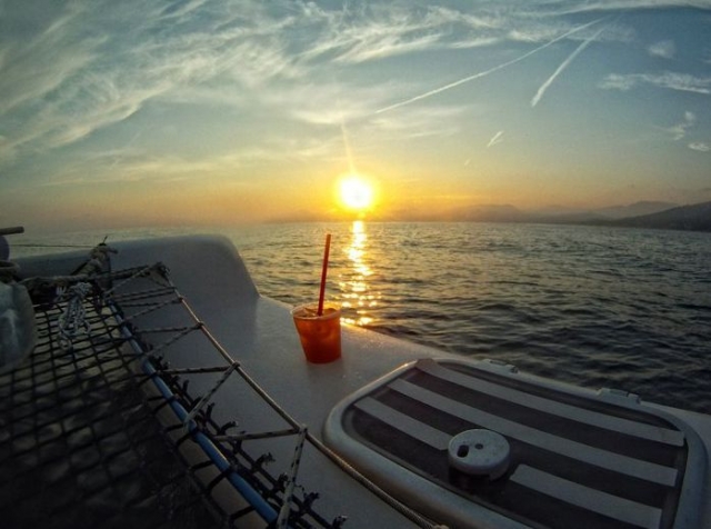  Happy hour on the boat 